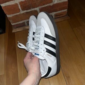 Sambas OG white adidas sneakers
men 7 women 8